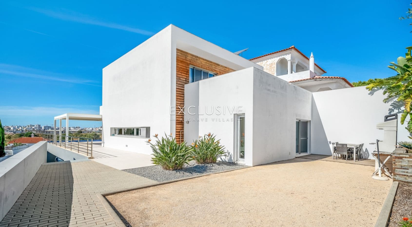 Compre uma moradia geminada com 4 quartos e vista para o rio em Ferragudo, no Algarve