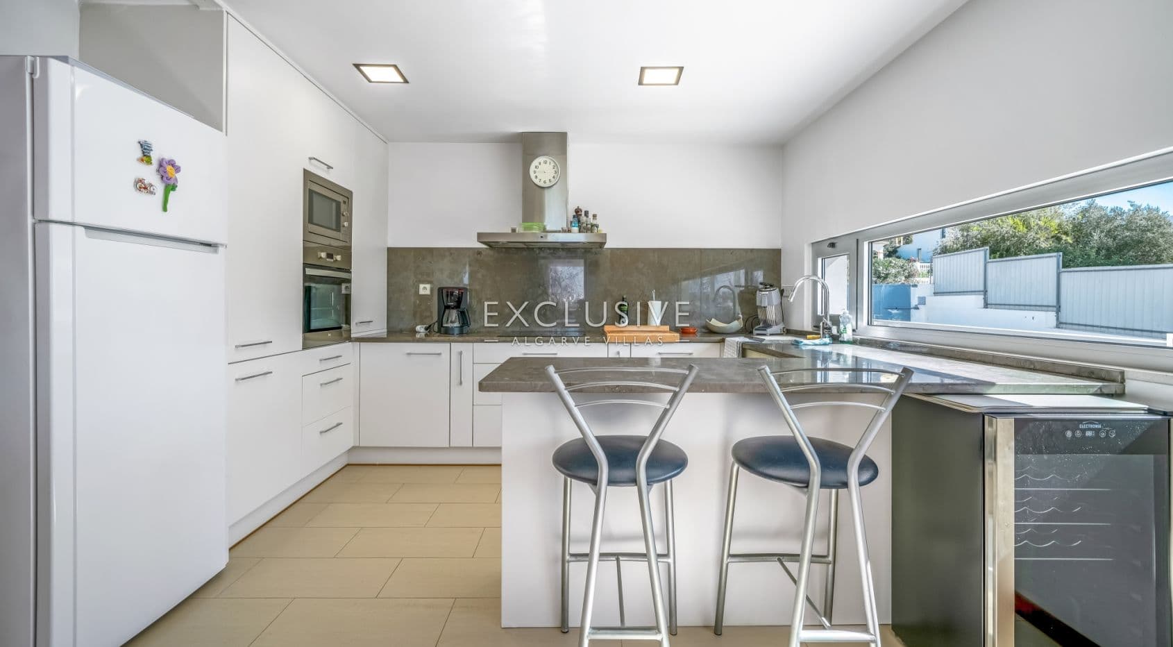 Compre uma moradia geminada com 4 quartos e vista para o rio em Ferragudo, no Algarve