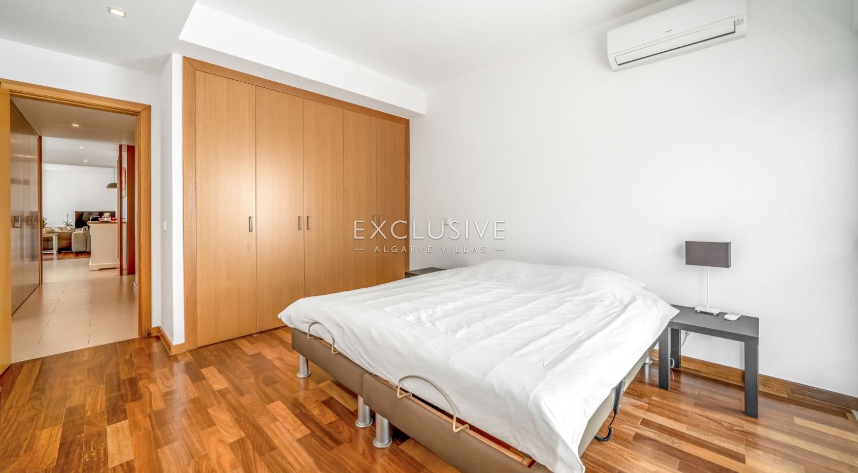Compre uma moradia geminada com 4 quartos e vista para o rio em Ferragudo, no Algarve