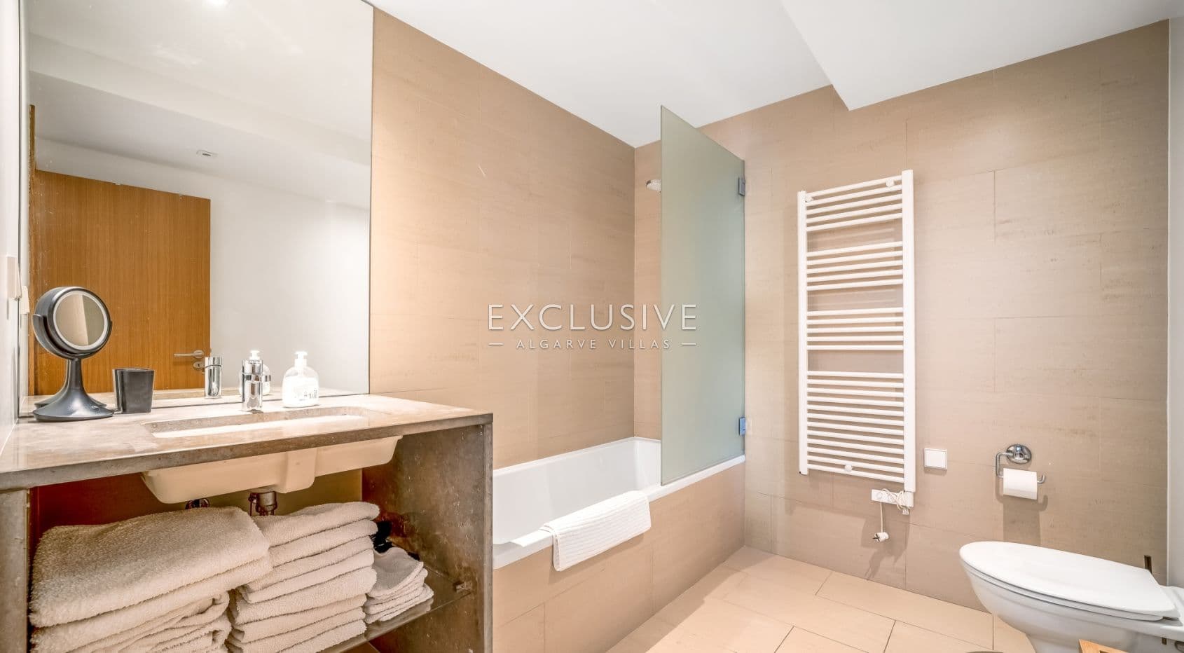 Compre uma moradia geminada com 4 quartos e vista para o rio em Ferragudo, no Algarve