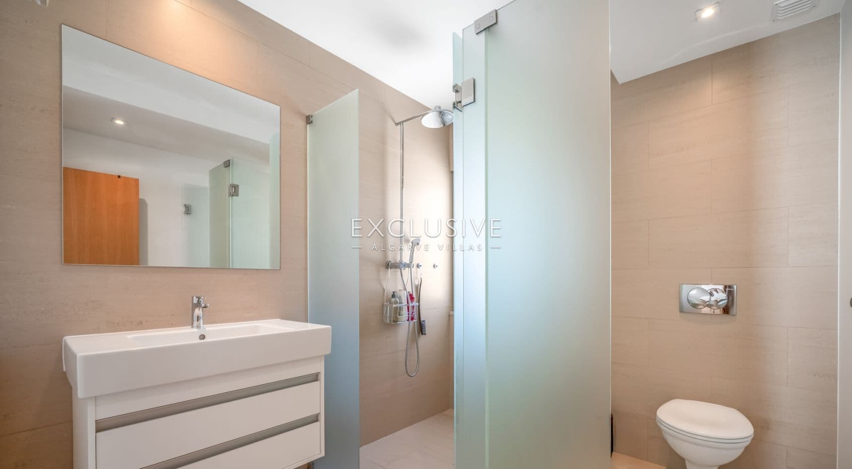 Compre uma moradia geminada com 4 quartos e vista para o rio em Ferragudo, no Algarve