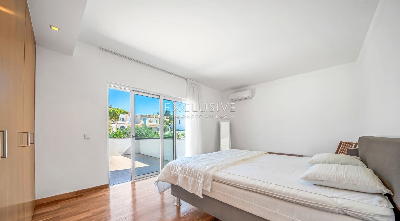 Compre uma moradia geminada com 4 quartos e vista para o rio em Ferragudo, no Algarve