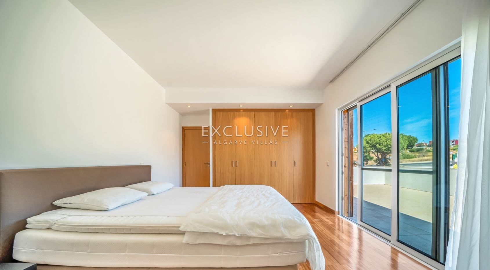 Compre uma moradia geminada com 4 quartos e vista para o rio em Ferragudo, no Algarve