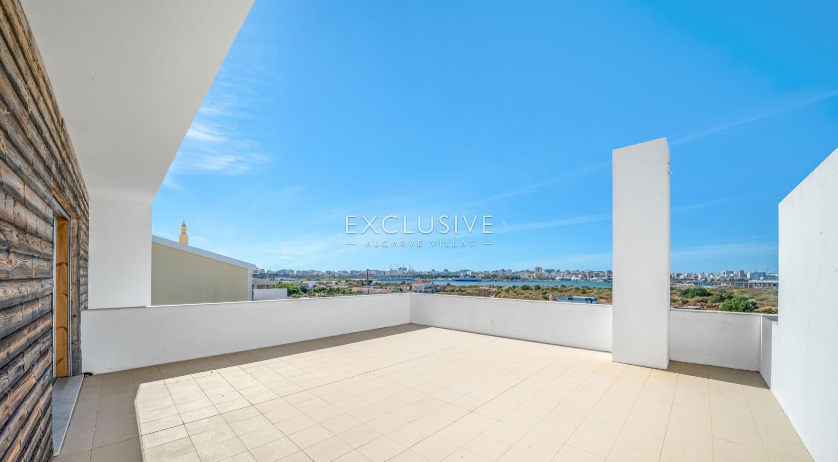 Compre uma moradia geminada com 4 quartos e vista para o rio em Ferragudo, no Algarve