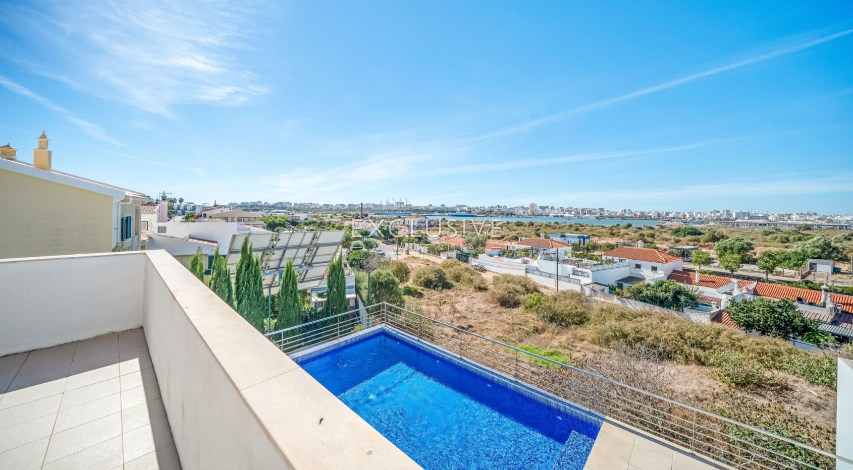 Compre uma moradia geminada com 4 quartos e vista para o rio em Ferragudo, no Algarve