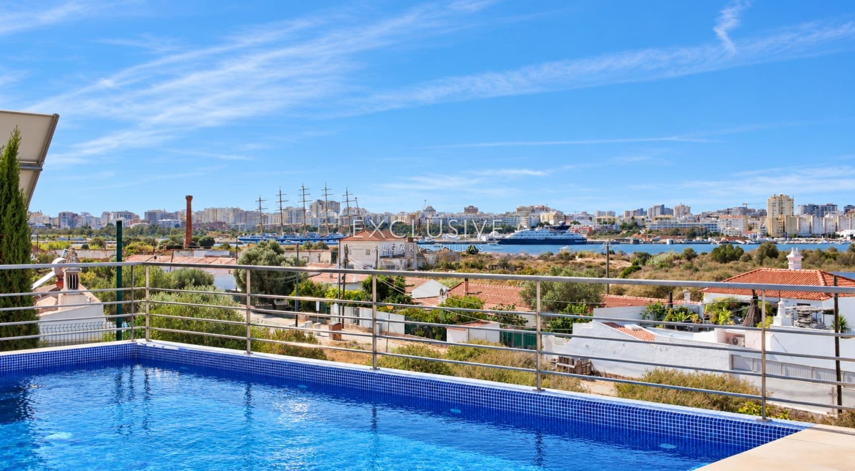 Compre uma moradia geminada com 4 quartos e vista para o rio em Ferragudo, no Algarve