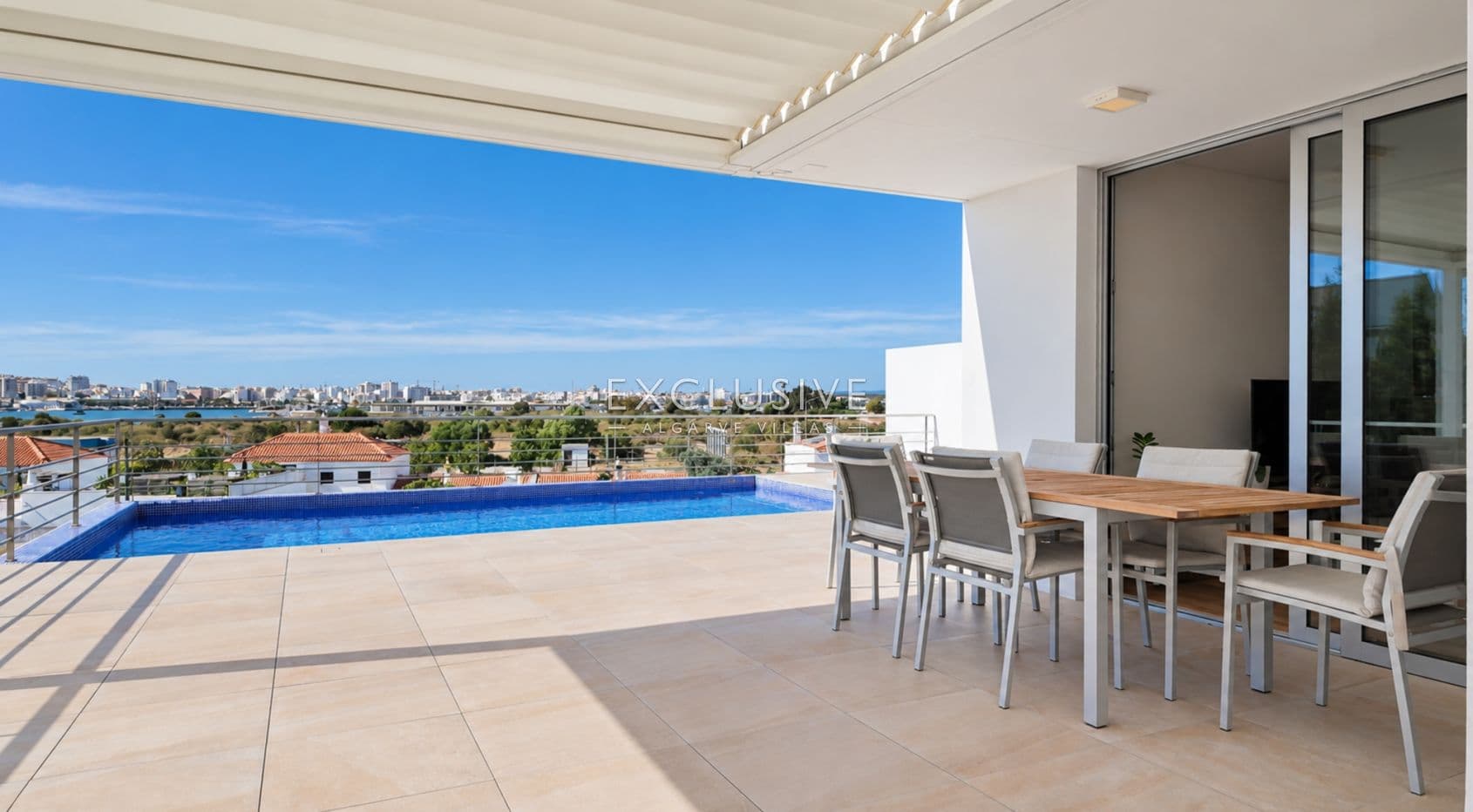 Compre uma moradia geminada com 4 quartos e vista para o rio em Ferragudo, no Algarve