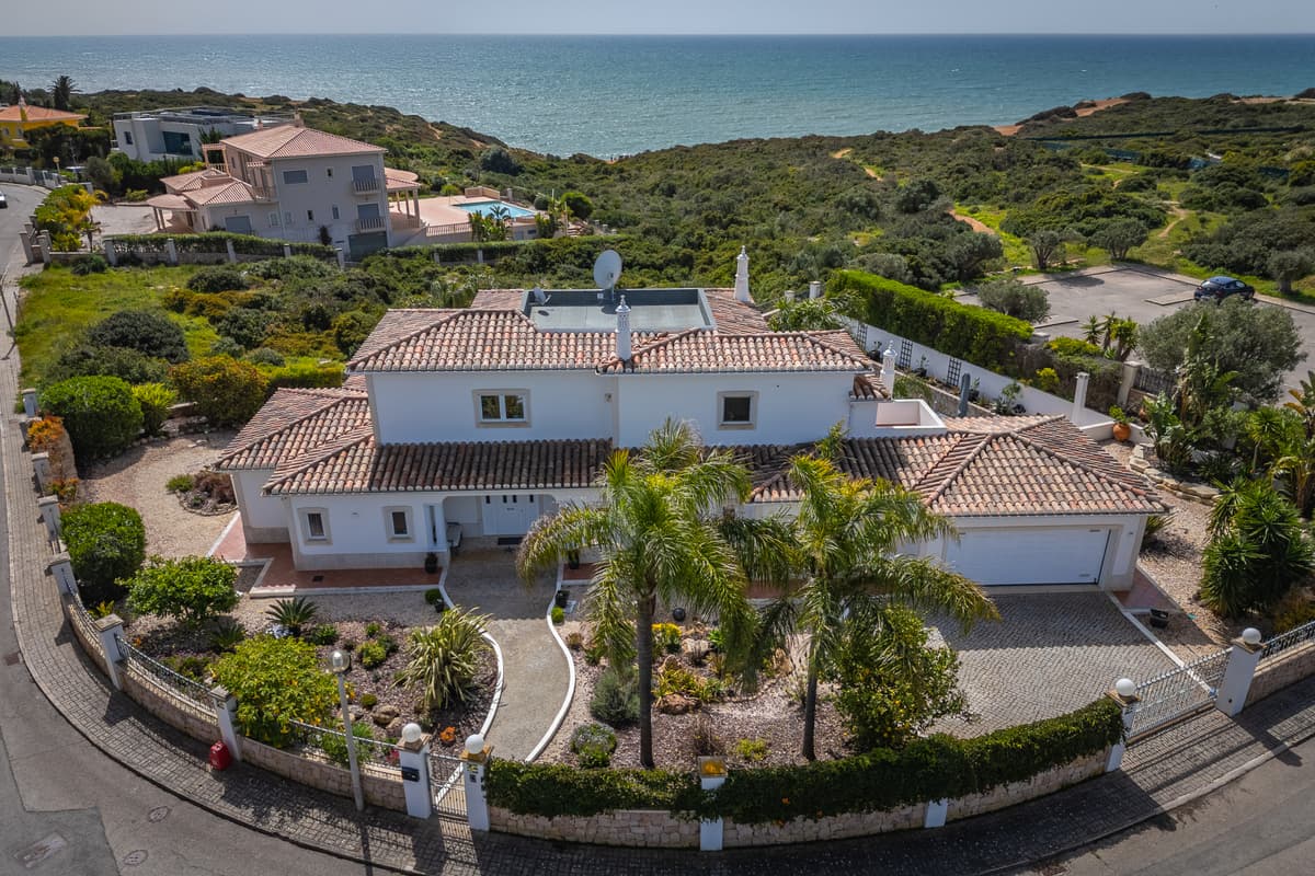 4+3 bedroom first line ocean front villa for sale with cliff and sea views Carvoeiro, Algarve