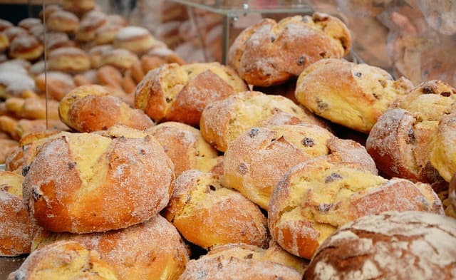 Traditionelles Osterbrot mit Rosinen (Folar)