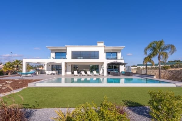 Luxury Villa Rental Versus Owner Stay Use in Lagos, Carvoeiro and Vilamoura in 2026