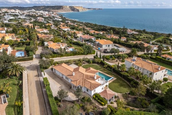 Luxury Villas in the Algarve: Sea View Properties vs. Inland Villas with Pools